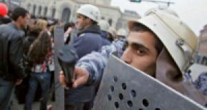 Полиция в Ереване перекрыла протестующим дорогу к ЦИК