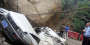 В Китае камнепад раздавил два автомобиля, 7 человек погибли